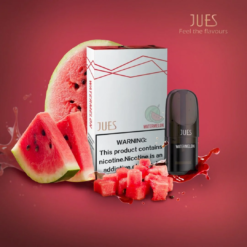 JUES Pod Juice Flavor Watermelon มีกลิ่นแตงโมที่หวานอ่อนและเย็นสบาย คุณจะรับความรู้สึกเหมือนกำลังเดินเข้าสวนแตงโมที่สดชื่นในฤดูร้อน